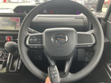 手元にスイッチ類がまとまり、運転姿勢を大きく変えずに操作しやすいレイアウトです。握りやすい形状で、運転中に必要な操作へ視線を移す負担を抑えやすいのも魅力です。