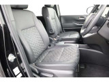 高いホールド性で運転姿勢が安定します。長距離ドライブでも疲れにくいのが魅力です。快適なドライビングライフをお送りください♪