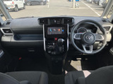 運転席から前方を見渡しやすい視界と、手の届きやすい位置にまとまった運転席まわりが魅力です。シートは落ち着いた色合いで、日常の移動も過ごしやすい空間です。