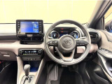 シンプルな運転席周りです。インパネ周りの各操作スイッチ類も使いやすいよう配置されています!