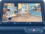 テレビ番組を画面で視聴できる装備です。停車中の待ち時間に映像を楽しめるので、休憩時やお迎えの合間にも便利。画面には番組映像が表示され、操作画面も見やすい配置です。