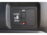 リアは片側パワースライドドアで、開閉には運転席のスイッチ、またはスライドドアのドアハンドルを少し引くだけで自動開閉します。