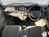 運転席廻りの画像です。操作スイッチ類もキレイな状態です。専門のスタッフが内外装を清掃・きめ細かい箇所までクリーニングしています