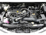 エンジンルームの樹脂部分は丁寧に磨いてツヤをだしています。当社の中古車のエンジンルームクリーニングはとても自信があります★