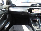 安全で快適な運転をサポートするアウディバーチャルコックピット。多機能でありながら優れた操作性で、シンプルで美しいインテリアデザインに溶け込んでいます。