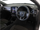インストルメントパネルは僅かに運転席側へと傾けられているほか、余計なスイッチ類を可能な限り排し、運転に集中しやすい環境を造り出しています。