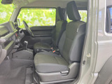前席は体を預けやすい形状で、運転席と助手席が並ぶ落ち着いた室内空間です。窓からの見通しも確保され、乗り降りのしやすさや室内の清潔感も感じていただけます。