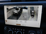 【3Dサラウンドカメラ】周囲の安全確認をアシストする機能です。3D車外ビュー、360&deg;オーバーヘッドビューを 利用して、狭いスペースでも安心、スムーズに運転操作ができます。