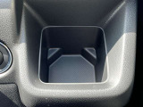 運転席側のドリンクホルダーは安定感のある埋め込み式となっています。