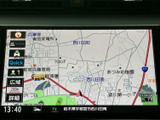 地図上に現在地周辺の道路や施設名が表示され、画面端には縮尺や時刻なども確認できます。目的地までの道順を考える際に役立ち、慣れない場所へのお出かけもサポートします。