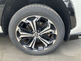 純正アルミ。タイヤサイズは235/55R19、現在は夏タイヤ装着で残り溝は約2ミリです