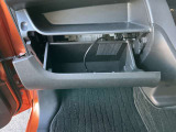 シンプルなグローブボックス。車検証などを収納しておくことが出来ます。