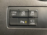 運転席脇のクラスタースイッチ部分にはカメラ切り替えスイッチ、パーキングセンサー、その他走行系スイッチを集中配置しております。