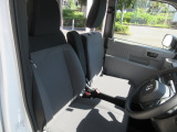 フロントベンチシートだから運転席助手席足元もゆったり広々快適です。助手席への移動も楽々です。
