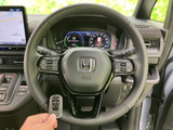 ステアリング周辺に操作部が集まり、運転姿勢のまま各種スイッチを確認しやすいレイアウトです。メーターや画面との位置関係も分かりやすく、日々の運転時に扱いやすい印象です。