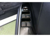 全ての窓が運転席から操作できます。今やほぼ当たり前ですが、無いと不便なアイテムですね。ウインドウロックも備えています。