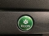 ECONモードをONにするとアクセルペダルの動きに対するエンジンの反応とエアコンの制御を切り換えることで、燃費のいい運転をするドライバーがペダルを踏んだ時と同じようにエンジンを制御します。