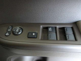 パワーウィンドウスイッチで運転席から全席の窓の開閉ができます。