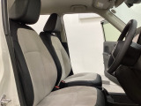 座面も厚みがあり背もたれも高く、広い足元にゆったり座れるシートです。運転席と助手席の間が空いている為、助手席側への移動がスムーズです。交通量の多い道でも助手席側から乗り降りができます。