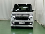 LEDヘッドライトを装備しています。LEDヘッドライトはとても明るく、雨の日や夜間走行も安全・安心です。オートライトコントロール付きで周囲の明るさに応じて自動で点灯・消灯します