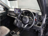 ◆視界広々で非常に運転しやすくロングドライブでも疲れを感じさせないすっきりとまとまったインパネ周りです。