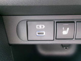 充電用USB端子付き。スマートフォンなどの充電に便利です。