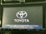 ナビやオーディオをまとめて確認できるセンターディスプレイを装備。画面下には音量やメニューなどのボタンが並び、必要な項目へアクセスしやすい構成です。