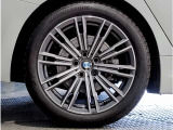【BMWアロイホイル】軽量かつ強度に拘ったアロイホイル。走行性能ポテンシャルを引き出す設計。車の足元を引き締めてくれる大きなポイントはアロイホイルです。