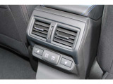 運転席と助手席の間のコンソールボックス後方にも後席用にUSB電源&times;2とシートヒータースイッチ、エアコン吹き出し口があります、後席の同乗者のかたもロングドライブ時でも快適にお過ごしいただけると思います