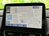 現在地を中心に周辺の道路や地名を確認でき、目的地設定や地図表示の切り替えにも対応。行き先までのルート確認や、慣れない道を走る際にも頼りになります。