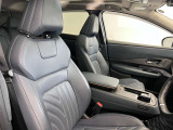 ゆったりと座れる運転席シートですのでストレスなく運転が出来ますよ!