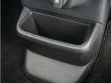 ◆センターロアボックス◆インパネ中央の下部には、ごみ箱としても使用する事ができるセンターロアボックスを装備しております。