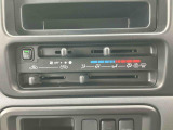 マニュアルエアコンを装備しています♪