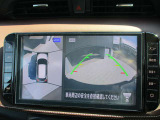 多彩なナビ機能に加えて、アラウンドビューモニターの画像も大画面に映し出されます。周囲の状況をもっと確認しやすくなり、駐車が楽に安心して行えます。