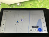 地図を大きく表示し、現在地や周辺の道路を確認しやすい画面です。目的地の検索や登録にも活用でき、慣れない場所へ出かける際のルート確認をサポートします。