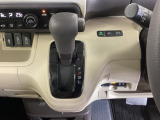 自然に手が届き、操作性の良いインパネシフトに、パーキングブレーキは、フットブレーキタイプなので、運転席と助手席の間はすっきりしています。