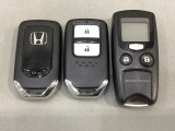 スマートキーを装備しています。鍵を差し込むことなくドアロックの開け閉めと、スタートボタン操作でのエンジンスタートができます。加えて、純正リモコンエンジンスターター用の操作キーもついています。