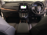 車内は光触媒抗菌消臭施工済です。インパネ周りはスタイリッシュなデザインで機能や装備も充実しています。グローブボックスやカップホルダーのほかにトレーなどたくさんの収納スペースが付いています。