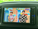 画面ではテレビ番組を表示しており、停車中の待ち時間などに映像を楽しめます。メニューには複数の音源も用意され、気分や用途に合わせて選択できる装備です。