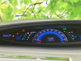 速度や燃費などの情報がまとまって表示され、運転中に必要な数値を確認しやすいメーターです。表示が中央に配置され、警告灯なども含めて視線を大きく移さずチェックできます。