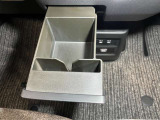 小物やスマホを置いたり、紙カップも収まるカップホルダーとしてマルチに使えるスライド式の収納♪ケーブルスリットがあり、スマホを立てたままUSB電源に接続して充電もできます!