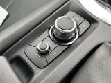 コマンダーコントロール。スイッチを探すことなく自然に手を下した位置に配置。手元を見ることなく、各種操作が行えます。