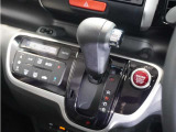 ◆ハンドル・インパネシフト◆シフトノブはインパネに配置されているので、運転席&hArr;助手席の移動が簡単。
