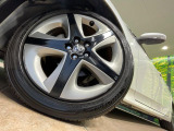 【純正17インチアルミホイール】外観にマッチした純正アルミホイールを装着しております。各種社外アルミホイールや、スタッドレスタイヤも取扱いしております。是非ご相談ください♪