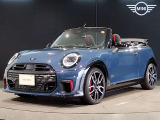 MINIのフロントグリルのデザインはイギリスで生まれた当初から、シルバーのサイドバーが折り重なった伝統的なデザインで御座います。その伝統はBMWのお車になってからでも少しずつ形を変えて守られております