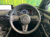 インテリアに合わせたデザインのステアリングは、運転される方のことも考え、運転しやすい形状、大きさです。是非一度、実際に触ってお確かめください。