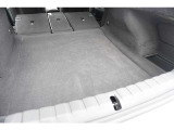 後席を倒せばフラットで広大なスペースが出現。キャンプ道具やゴルフバッグなど、大きな荷物も余裕を持って積載可能です。ライフスタイルに合わせて自由自在にアレンジできる、実用性の高さが魅力です。