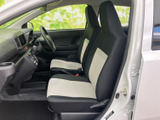 前席からは前方の視界が広がり、運転席まわりの様子も確認しやすいレイアウトです。シートは明るい色を組み合わせ、室内にほどよい明るさを演出。助手席側もゆとりある空間で、乗る方を迎えます。