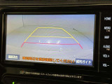 後方の見える安心をお届けするバックガイドモニター付:バックするときのアシストラインもあって楽々バック!車庫入れや縦列駐車をサポートし、苦手な駐車も安心です!今やもう手放せない装備ですネ♪