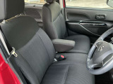 フロントシートにはセンターアームレスト付き、長時間の運転で疲れた腕を乗せてください。